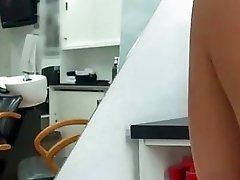 Amateur made to squirt in a hairsalon
